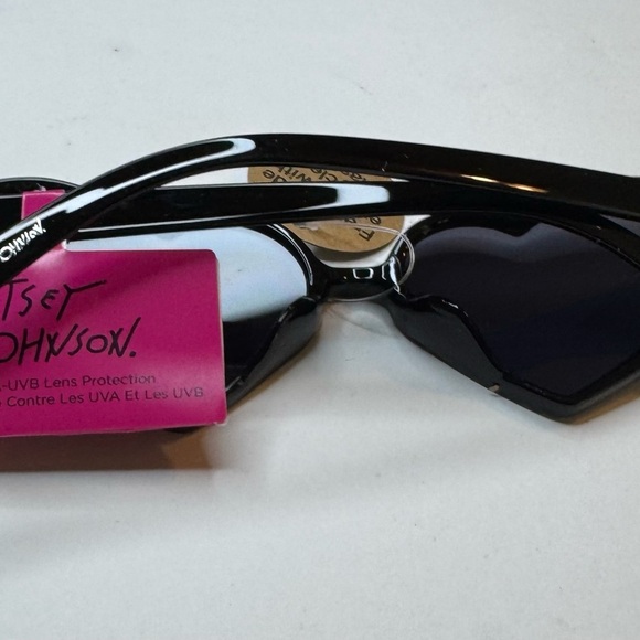 Adorable Betsey Johnson Heart Sunglasses. NWT. 🥰 - Picture 4 of 4